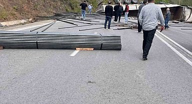 Çubuk demir yüklü tır devrildi, OSB yolu trafiğe kapandı