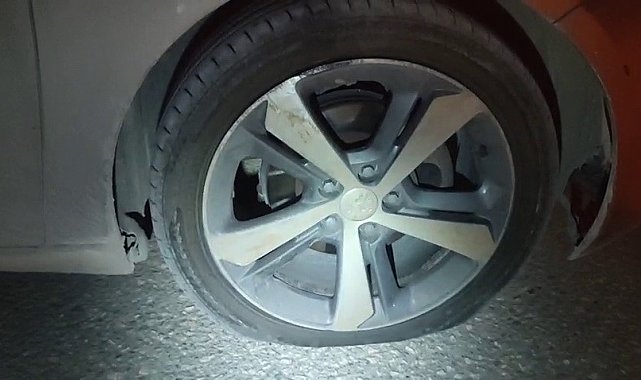 Çukura giren otomobilin lastikleri patladı