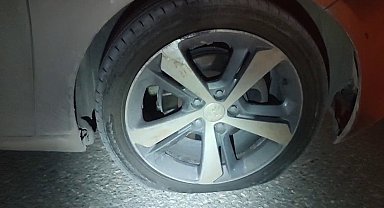 Çukura giren otomobilin lastikleri patladı