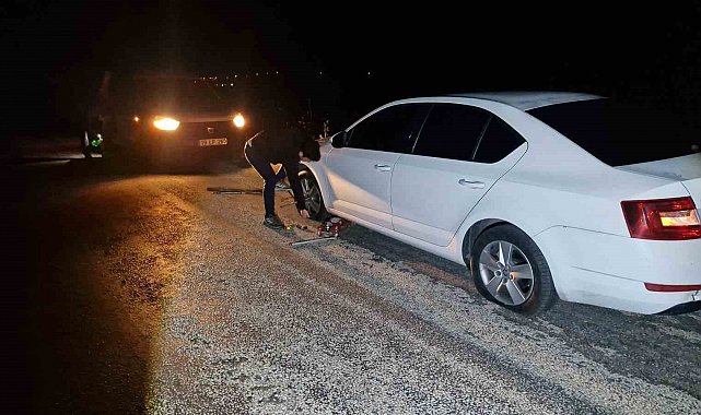 Çukurlara giren 5 aracın lastiği patladı