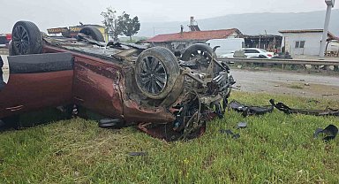 D100'da refüje çarpan cip takla attı: 4 yaralı