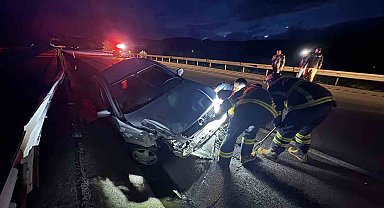 D100'de otomobil bariyerlere çarptı: 2 yaralı