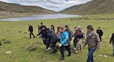 Dağlık alanda düşerek yaralanan şahsı ekipler kurtardı