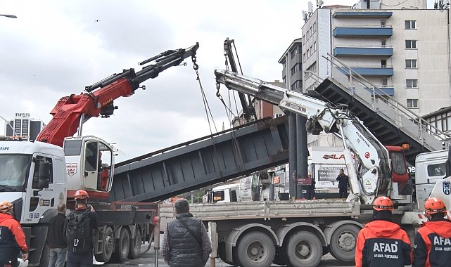 Damperi açık kamyon faciaya neden oldu: Üst geçit çöktü, 3 yaralı