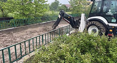 Debisi artan dere taştı, köy halkı tedirgin oldu