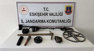 Define bulmak için kaçak kazı yaparken yakalandılar