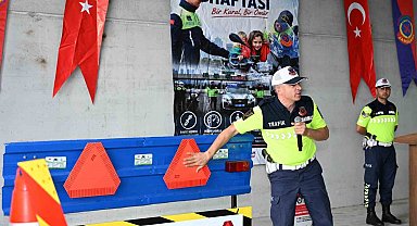 Demirci'de traktör sürücülerine reflektör dağıtımı yapıldı
