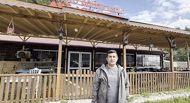 Deniz kenarında ayının balık keyfi, cep telefonu kamerasına yansıdı