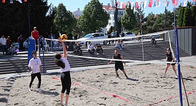 Denizi olmayan Bolu'da plaj voleybolu oynadılar