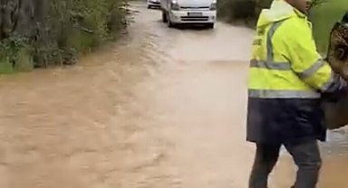 Dere taşkını yolu esir aldı, araçlar kontak kapattı