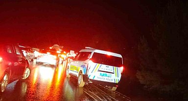 Dere taşması yolu tek şeride düşürdü