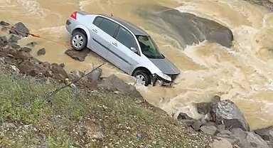 Dereye uçan otomobilin sürücüsü kazayı ucuz atlattı
