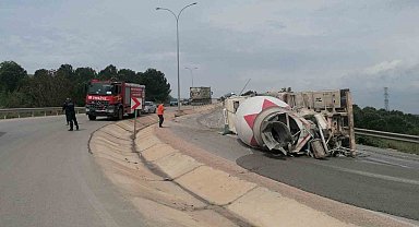 Devrilen beton mikserinin sürücüsü yaralandı