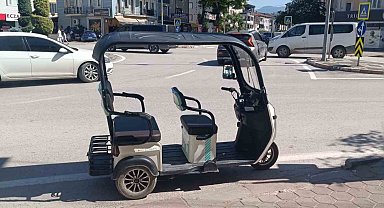 Devrilen elektrikli motosikletteki 3 kişi yaralandı