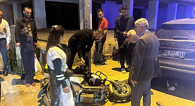 Devrilen motosikletin sürücüsü, otomobilin altında sıkıştı