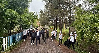 Dicle Kaymakamı Mustafa Atış, yeşil vatan için öğrencilerle birlikte okul bahçesini temizledi