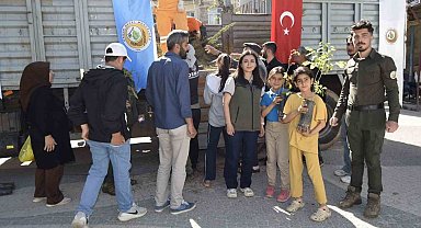Dicle Orman İşletme Şefliği ilçede yaklaşık bin 500 adet fidan dağıttı