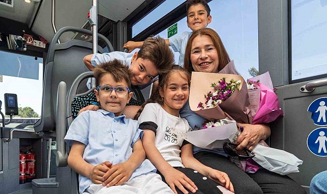 Direksiyon başında bir anne, durakta bekleyen dört kalp
