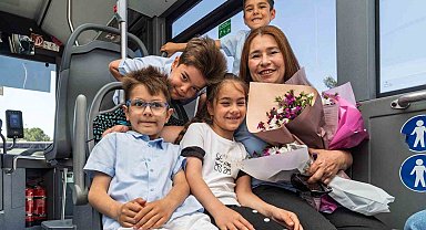 Direksiyon başında bir anne, durakta bekleyen dört kalp