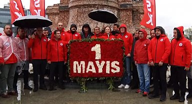 DİSK Taksim Anıtı'na çelenk bıraktı