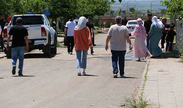Diyarbakır'da Kurban Bayramı'nın ilk gününde mezarlıklar doldu taştı