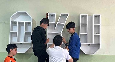Diyarbakır'da meslek lisesi öğrencileri kardeş okullara kitaplıklar tasarladı