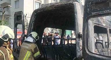 Diyarbakır'da park halindeki minibüs küle döndü