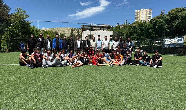 Diyarbakır'da "Maarifin Kalbinde Marifetli Gençlik" temasıyla futbol turnuvası düzenlendi