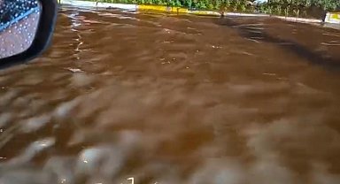 Diyarbakır'da sağanak yolları göle çevirdi