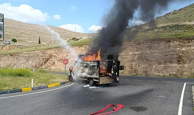 Diyarbakır'da seyir halindeki kamyonet alev topuna döndü