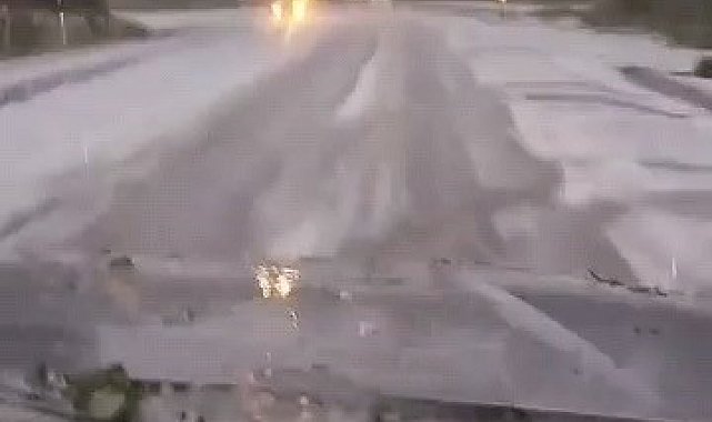 Dolu yağışı yolu beyaza bürüdü