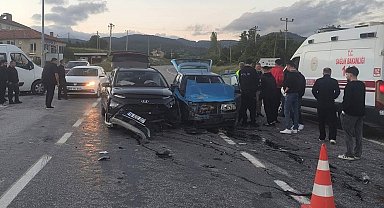 Domaniç'te iki otomobil çarpıştı: 3 yaralı