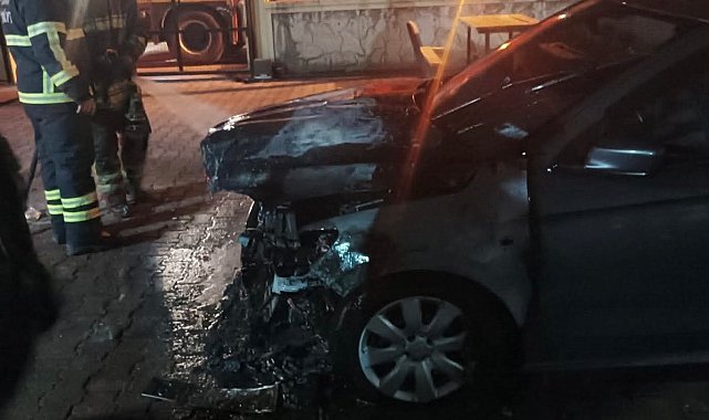 Dörtyol'da otomobilin motor kısmından alevler yükseldi