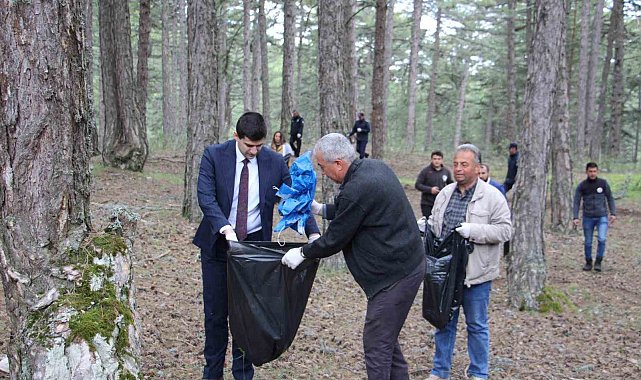 Dumlupınar'da ormanlık alanlarda çevre temizliği