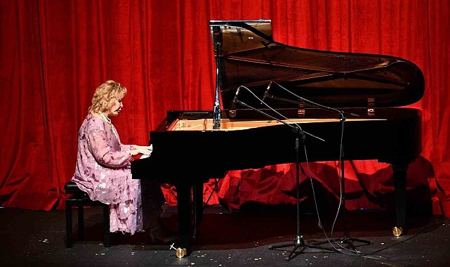 Dünyaca ünlü piyanist Gülsin Onay, Balıkesir'de sahne aldı