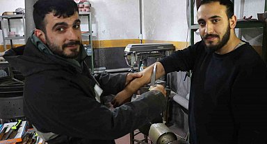 Dünyaca ünlü Sivas bıçağının keskinliğini kol kıllarında test etti