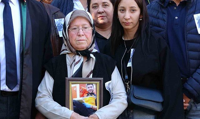 Duruşmaya oğlunun portresiyle gelen anne: "Ne olur bir an önce ceza verin de buralara gelmeyeyim"