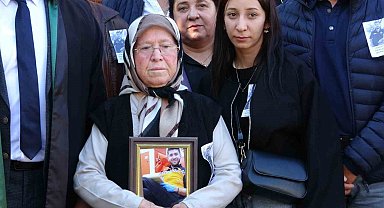 Duruşmaya oğlunun portresiyle gelen anne: "Ne olur bir an önce ceza verin de buralara gelmeyeyim"