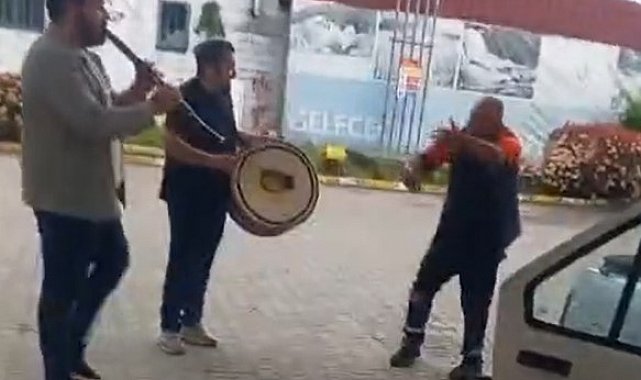 Düzce'de akaryakıt istasyonunda renkli görüntüler: Klarnetçi ve davulcu çaldı, pompacı oynadı
