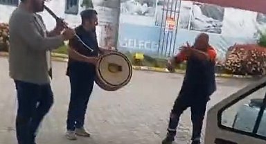 Düzce'de akaryakıt istasyonunda renkli görüntüler: Klarnetçi ve davulcu çaldı, pompacı oynadı