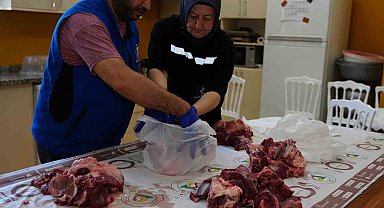 Düzce'de bağışlanan kurban payları ihtiyaç sahiplerine ulaştırılıyor