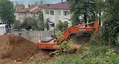 Düzce'de inşaat alanında toprak kaydı, bina sakinleri sokağa döküldü