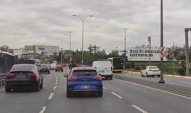E-5'te trafiği hiçe sayan scooter sürücüsü kamerada: Trafiktekiler tepki gösterdi