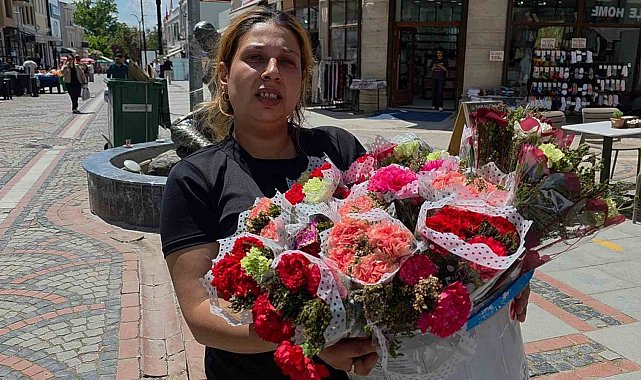 Edirne'de Anneler Günü'nde çiçek satan kadınlar