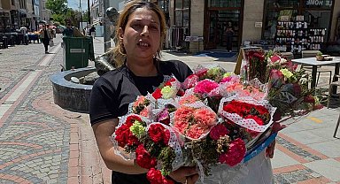 Edirne'de Anneler Günü'nde çiçek satan kadınlar