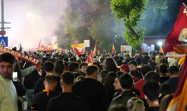 Edirne'de Galatasaraylı taraftarlardan meşaleli şampiyonluk kutlaması