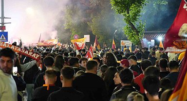 Edirne'de Galatasaraylı taraftarlardan meşaleli şampiyonluk kutlaması