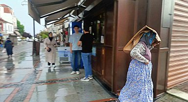 Edirne'de sağanak yağış: Vatandaşlar karton ve poşetle yağmurdan korunmaya çalıştı