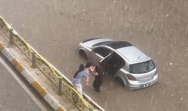 Edirne'de yollar göle döndü: Araçlar mahsur kaldı