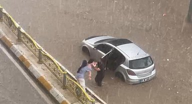 Edirne'de yollar göle döndü: Araçlar mahsur kaldı